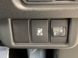 急速充電時は、車内の専用スイッチを操作することで充電口の蓋が開く仕組みです。車内からの操作に限定することで、誤接続や差し間違いを防ぐ安全性の高い設計となっています。