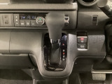 CVT車のセレクトレバーです。低速から高速まで、変速ショックのないスムーズな走りと、エンジン効率のよい領域を維持して燃費にも貢献します。サイドブレーキはスイッチ操作の電子制御パーキングブレーキです。
