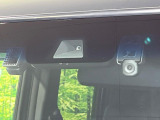 【ホンダセンシング】走行中に前方の車両等を認識し、衝突しそうな時は警報とブレーキで衝突回避と被害軽減をアシスト。より安全にドライブをお楽しみいただけます。