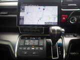 インパネシフトだから視線の移動も少なく足元もスッキリ。運転席もゆったりしているのでゆとりを持ってドライブできますね。