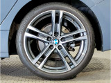 BMWの純正アロイホイールは軽量かつ強度にも優れているホイールで走行性能を引き上げる設計になっております。足元にもBMWは妥協がなくこだわっている個所になります。