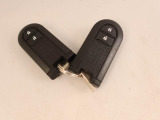 カバンやポケットに入れたままでもドアの施錠・解錠が可能なスマートキーを装備。エンジンのオン・オフ時もカギを取り出す必要が無いからとっても便利です♪