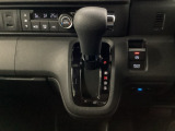 運転席周辺のスマートなレイアウトが、操作のしやすさを実現。快適なドライブをサポートします。