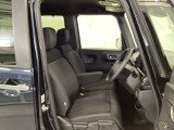 運転席は、大きな座面と包み込むような背もたれがドライバーの身体全体をしっかり支えます。上質なシート素材と座り心地のよいクッションを採用し、長時間の運転やコーナーの多い道も快適です。