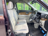 運転席まわりには十分なスペースがあり、大柄な方でもゆったり運転していただける環境です。