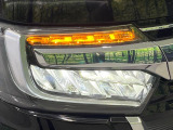 【LEDヘッドライト】悪天候や夜間走行時も良好な視界を確保し安心して運転できる高輝度LEDヘッドライトを装備!点灯速度が早く、消費電力も抑えられています。