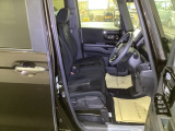 【ベンチシート】運転席と助手席の移動もスムーズ!狭い駐車場での乗り降りや、お子様の乗り降りにも便利です。座席の間にコンソールボックスやドリンクホルダーがないため、車内空間が広く感じます。