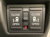 リアドアは乗り降りに便利な両側電動スライドドアです。また運転席に座っていながらスイッチ操作で自在にスライドドアを開け閉めできます。