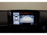 【全方位カメラ】 車の前後左右に取り付けられたカメラで、視線やバックモニターでは死角となる前方や真横も確認できます。狭い駐車スペースもスムーズに駐車できます。