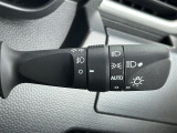 【オートライト(AUTO)】外の明るさをシステムが感知して、自動でヘッドライトが点灯します。ヘッドライトをつけ忘れを防ぐ便利機能です。