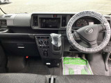視野移動が少なく、運転に必要な機能をまとめ使いやすさのある運転席まわりです。