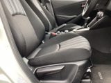 運転席にはドライバーの体型や好みに応じて前後方向だけでなく、高さの調整ができるシートリフターを装備!