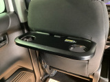 前席背面の格納式のテーブルは後部座席での食事や、スマホ・タブレットでの動画視聴などさまざまな用途で活躍します。