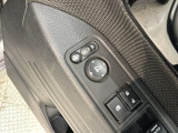 狭い駐車場で便利な電動格納ドアミラーが付いています。