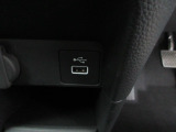 便利な充電用USBジャックも付いています。