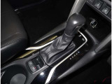 『電気式のパーキングブレーキ』になります。指一本で補助ブレーキのON.OFFが可能です。