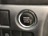エンジンスタートスイッチです。キーが車内にあれば、エンジンの始動や停止はスイッチを押すだけ!キーを取り出す手間を省き、ワンプッシュで操作できるので簡単でスムーズです。