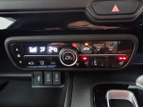 運転席からも手が届きやすく、操作しやすい空調コントロールパネル。オートエアコンなので操作の煩わしさが無くオールシーズン快適にドライブできます。快適空間で運転に集中できますね。