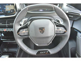 PEUGEOT特有の小径ステアリングです。パドルシフトも備わっております