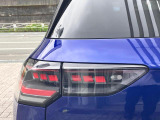 ダイナミックターンインジケーター付きLEDテールランプ。ウィンカーの光が流れるように点滅、後続車からの視認性が高まり、万一の追突の危険性を軽減します。