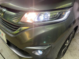 【LEDヘッドライト】悪天候や夜間走行時も良好な視界を確保し安心して運転できる高輝度LEDヘッドライトを装備!点灯速度が早く、消費電力も抑えられています。