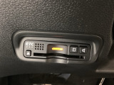 ハンドルの左下にETCがついています。高速道路の料金所の通過も楽々です!。 カードの取り出しもしやすい場所についています。