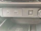 USBポートや置くだけ充電対応です。