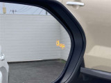 【ブラインドスポットモニター】隣車線を走る車両をレーダーで検知し、ミラーで確認しにくい後側方エリアに存在する車両を検知します。車両を検知するとドアミラーに搭載されたLEDインジケーターが点灯します。