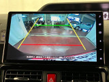 【バックカメラ】 駐車時に車両後方の様子を見ることができるので、運転の不安を軽くします。