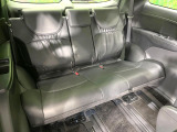 床下収納式のサードシートです。座席部分をコンパクトに収納でき、広大な荷室スペースとしてお使いいただけます!乗車人数や荷物の量など利用シーンに合わせて3列目を有効活用でき、とっても便利♪