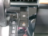 電動パーキングブレーキ装備!また、オートブレーキホールド機能もありますので、停車時ブレーキペダルから足を離してもブレーキ力を保持しているので動き出しません。(アクセルペダルを踏むと解除され発進します)