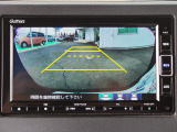 目安となるガイドライン付きのバックカメラを装備しているので、慣れない場所での車庫入れも安心です。