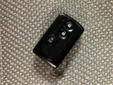 電子カードキーを携帯していれば、ドアハンドルやバックドアのリクエストスィッチを押すだけでドアの施錠、開錠が行えます。電子カードキーがないとエンジンが始動しない、盗難防止に役立つイモビライザー機能付