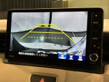 リバースギアに入れるだけで後方の表示へ切り替わります。夜間や雨の日の駐車も楽になりますよ。