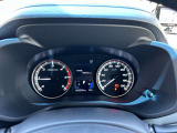 スッキリしたデザインのメーターは運転時の視線移動が少なくて済むので、安全性にも一役かってくれます。