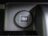 スマホ充電や音楽接続に便利なUSB充電ポート付き