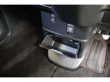 センタークラスターには大きめのボックス収納を装備しています。取り外しが出来るのでダストボックスとして使うのも便利ですよ。買い物袋やごみ袋を掛けるのに便利なフックや、アクセサリーソケットも備えています。