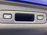 ハンズフリー機能付きパワーテールゲートで、重い荷物を持っていても足をかざすだけで開閉可能。予約クローズ機能により、離れると自動で閉まるため、積み込み後もスムーズに移動できます。