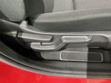 シートハイトアジャスターが付いているので運転姿勢を調整するのに便利ですね。身長に合ったシートポジションは安全運転や疲労軽減にもつながります。