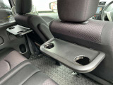 運転席及び助手席後ろにはセカンドシート用ドリンクホルダー&テーブルを装備☆