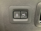 パワーリフトゲートは運転席とリフトゲート側、さらにアドバンストキーでも開閉が可能!開度は無段階にメモリー設定もできます。ゲート内側にタッチセンサーを配置し、手などを挟み込む危険を低減します。