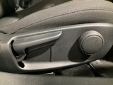 運転席にはドライバーの体型や好みに応じて前後方向だけでなく、高さの調整ができるシートリフターを装備!