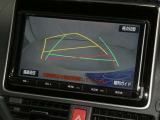 【バックカメラ】駐車時に後方がリアルタイム映像で確認できます。大型商業施設や立体駐車場での駐車時や、夜間のバック時に大活躍!運転スキルに関わらず、今や必須となった装備のひとつです!