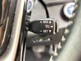 クルーズコントロール機能が付いています。 速度を設定するとアクセルを踏まなくても一定の速度で走ることができます。  高速道路ではとても便利な装置なんです。