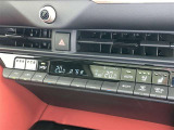 左右独立温度コントロールフルオートエアコンです。運転席、助手席それぞれで独立して温度設定ができます。冷え性の方が乗っても安心ですね♪