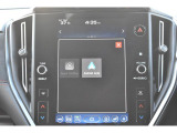 AppleCarPlay/AndroidAutoに対応しスマートフォンにインストールされているアプリを大画面に表示して使用できるほか、音声認識による操作も可能です。
