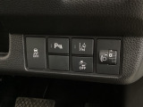 ハンドルの右側にはヘットライトリベライザーとHondaセンシング用のメインスイッチがついています。ヘッドライトリベライザーは道路状況や積荷の加重に応じてライトの高さを調節できます。