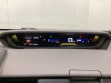 デジタル表示のスピードメーターとタコメーターを大きく配した見やすいメーター部になっています。左側のインフォメーション画面でオドメーターや燃費などの情報を確認できます。