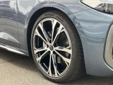 20インチ純正アルミホイール装備 全車両に標準装備の純正アルミホイールは、純正ならではのバランスの良いデザインと、走行安定性をお楽しみ頂けます。