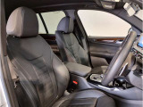 【コックピットシート】BMW車の主役席。車体中央にくる様に配置し車両重心とが一致する事でドライバーと車との一体感あるドライビングを実現。人間工学に基づき形成した形状が長時間のドライブ疲労も軽減します!